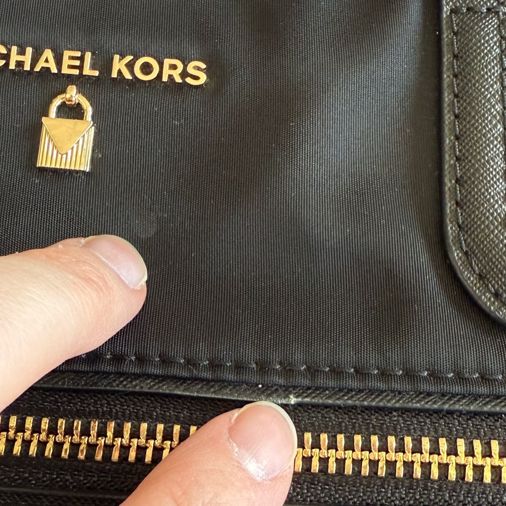 🔥Michael Kors | Black Purse with Zip Close and Trolly Sleeve and Tons of Storage - Picture 14 of 16